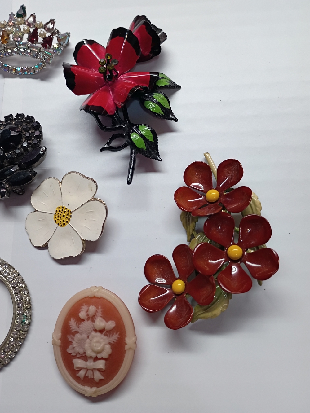 8 Pieces Of Vintage Jewelry Broach And Earrings - Picture 2 of 9